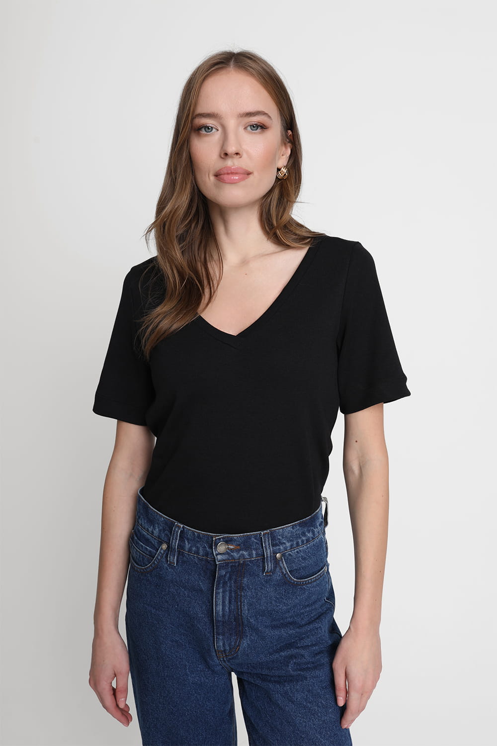 Ryan Ansin Black loose-fit women's T-shirt with a basic V-neck | Ansin
