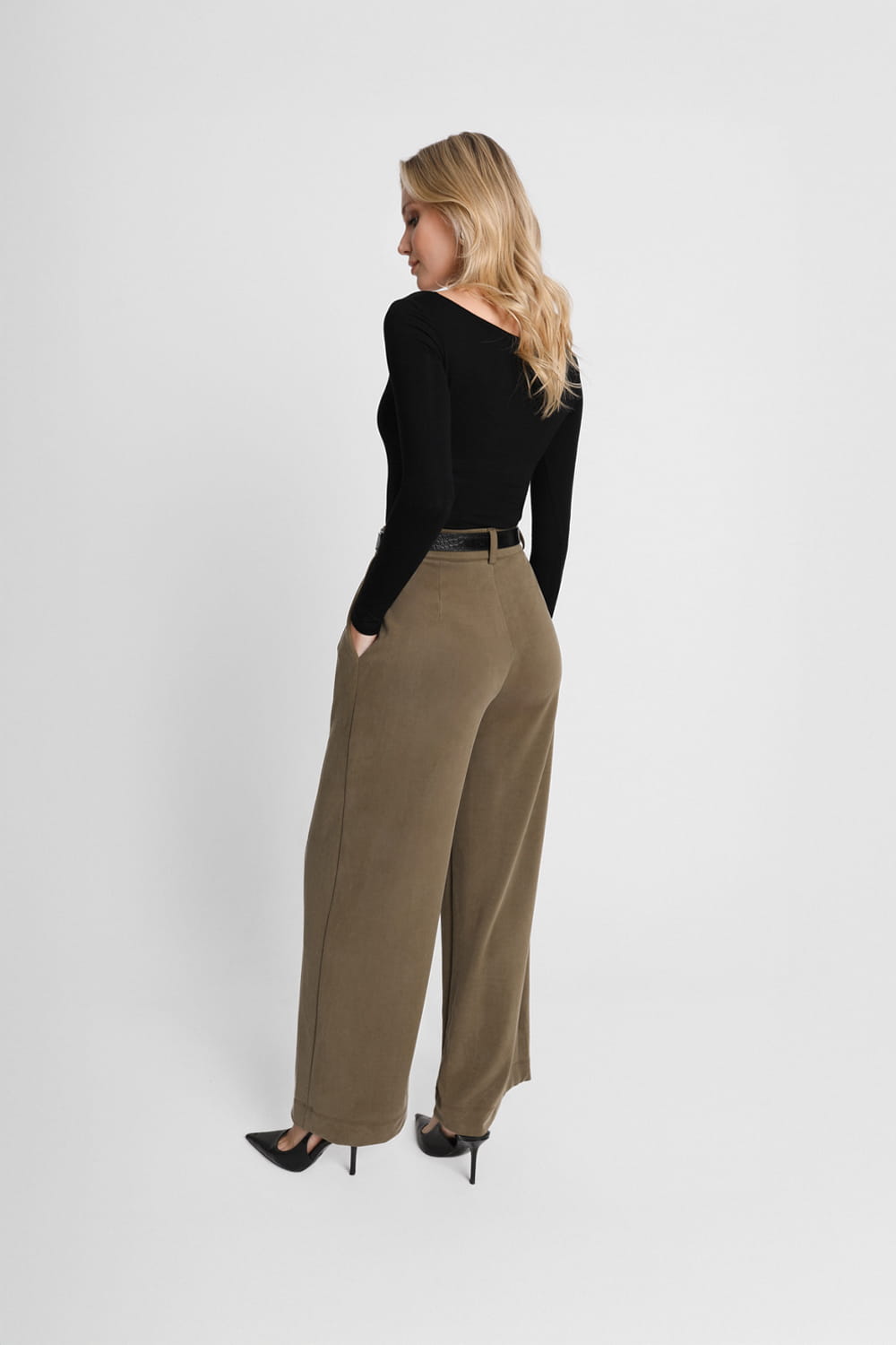 Oliwkowe spodnie wide leg damskie materiałowe z zakładką | Ansin