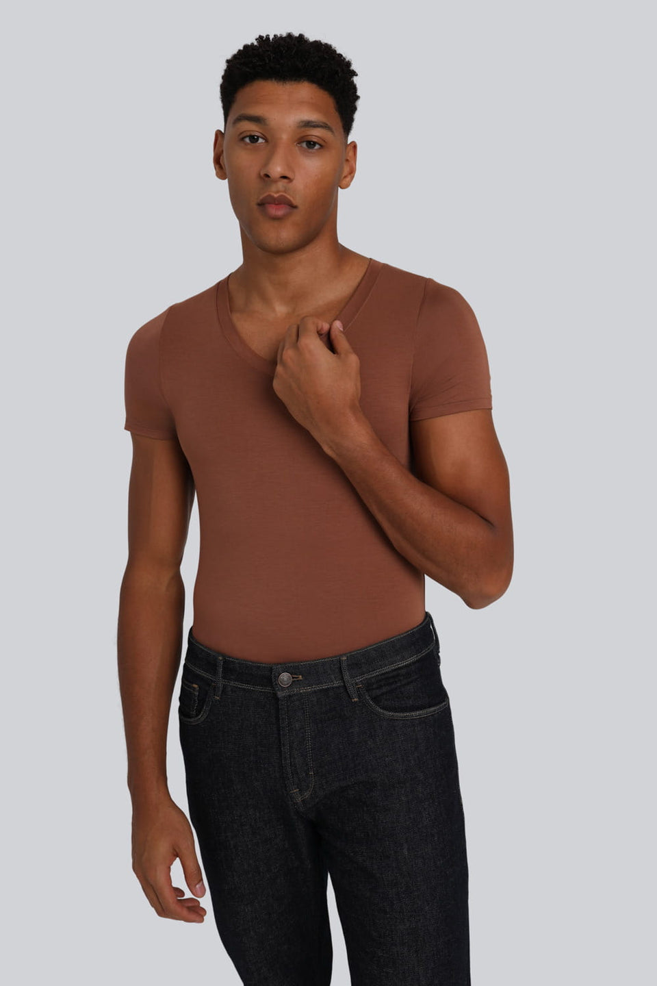 Mr Invisible V-neck T-shirt in Chocolate