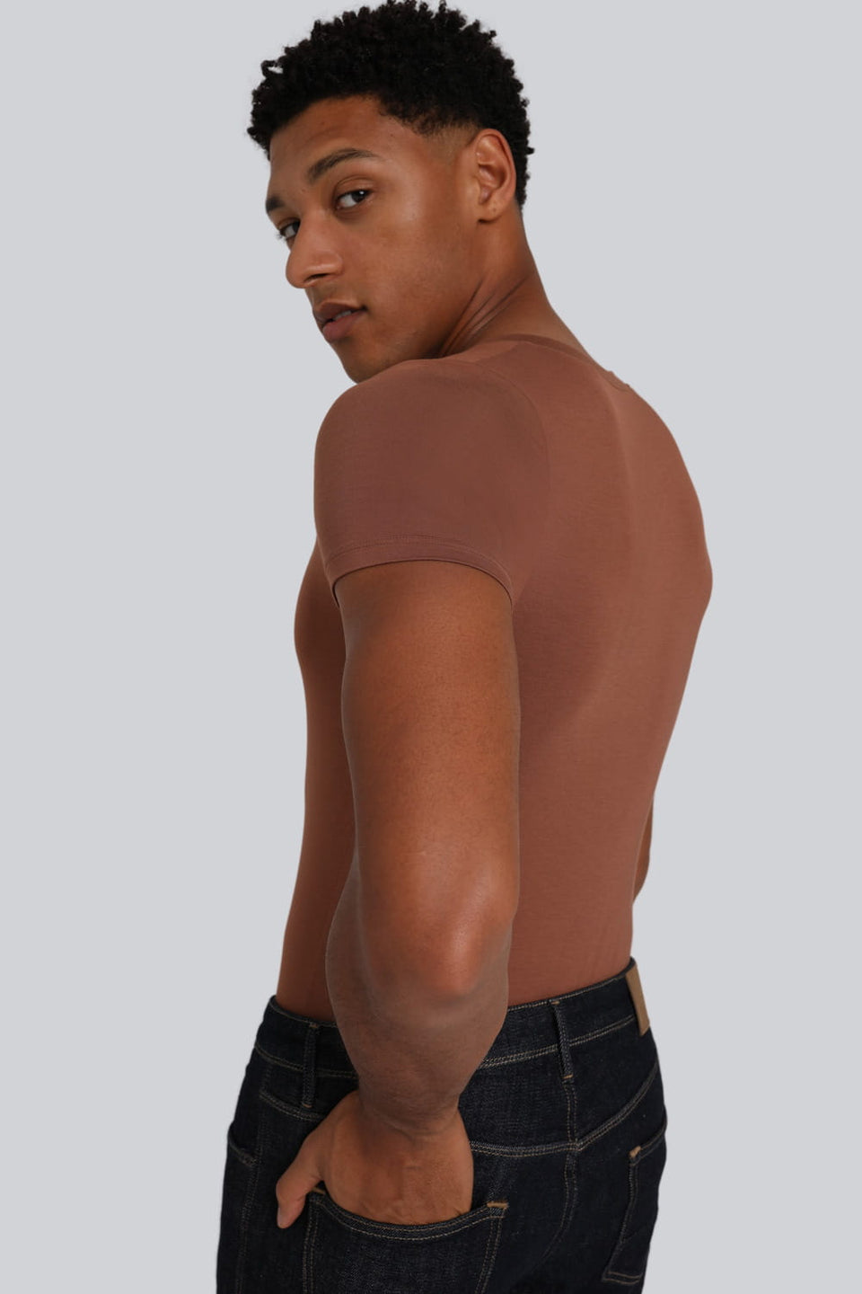 Mr Invisible V-neck T-shirt in Chocolate