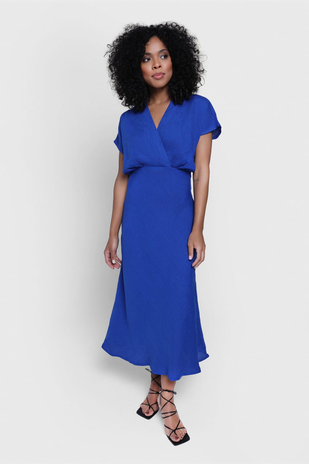 Kobaltowa lniana sukienka midi kopertowa - 100% len | Ansin